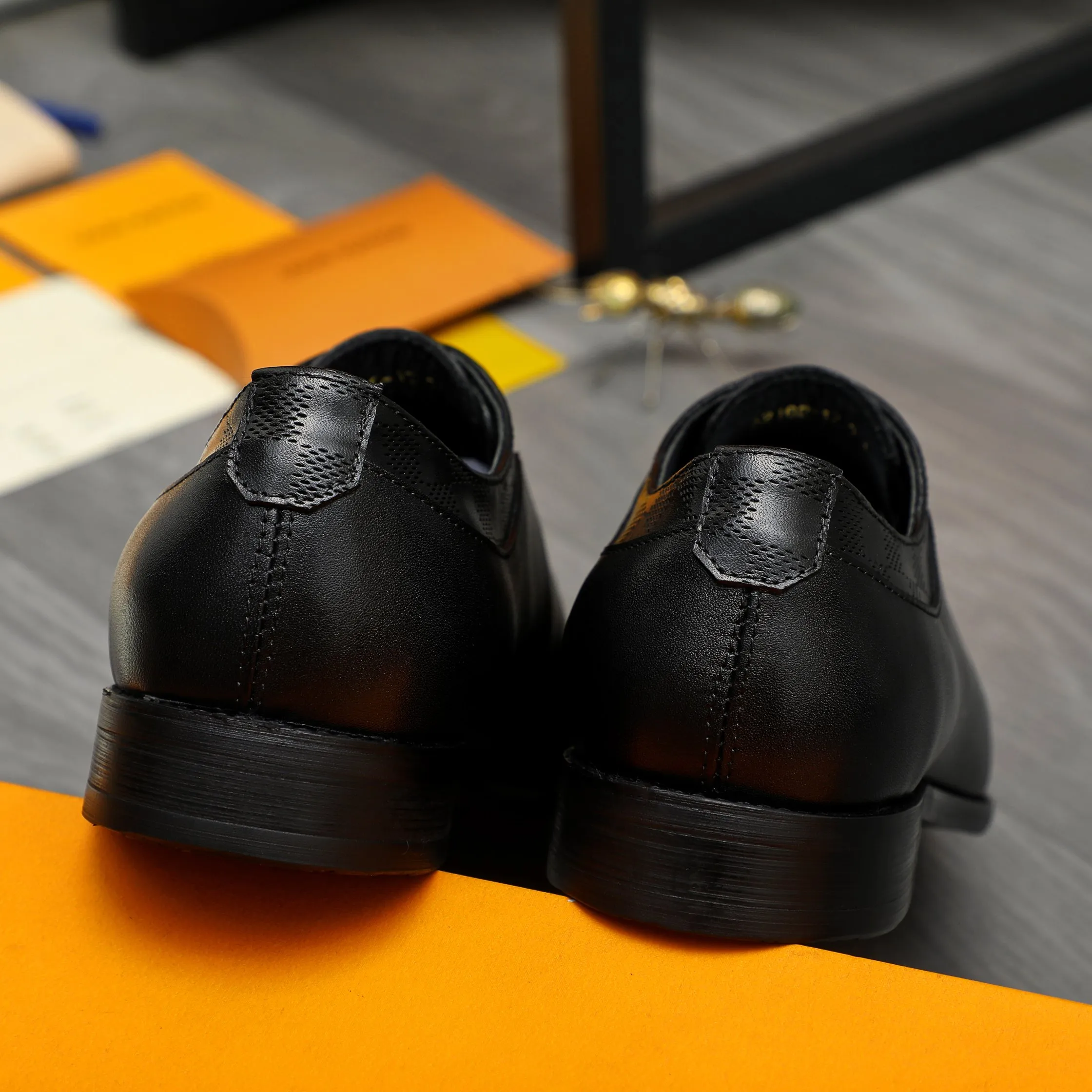 Men's shoes 💰p460 Product trademark: LV (Louis Vuitton) business lace-up leather shoes True size: 39-44 Product materials: Selected high-quality cowhide stitching classic embossed upper, cowhide lining, original rubber outsole